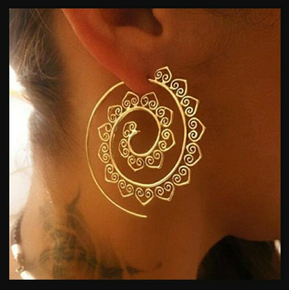 Jewelry - GOLD SWIRL EARRINGS